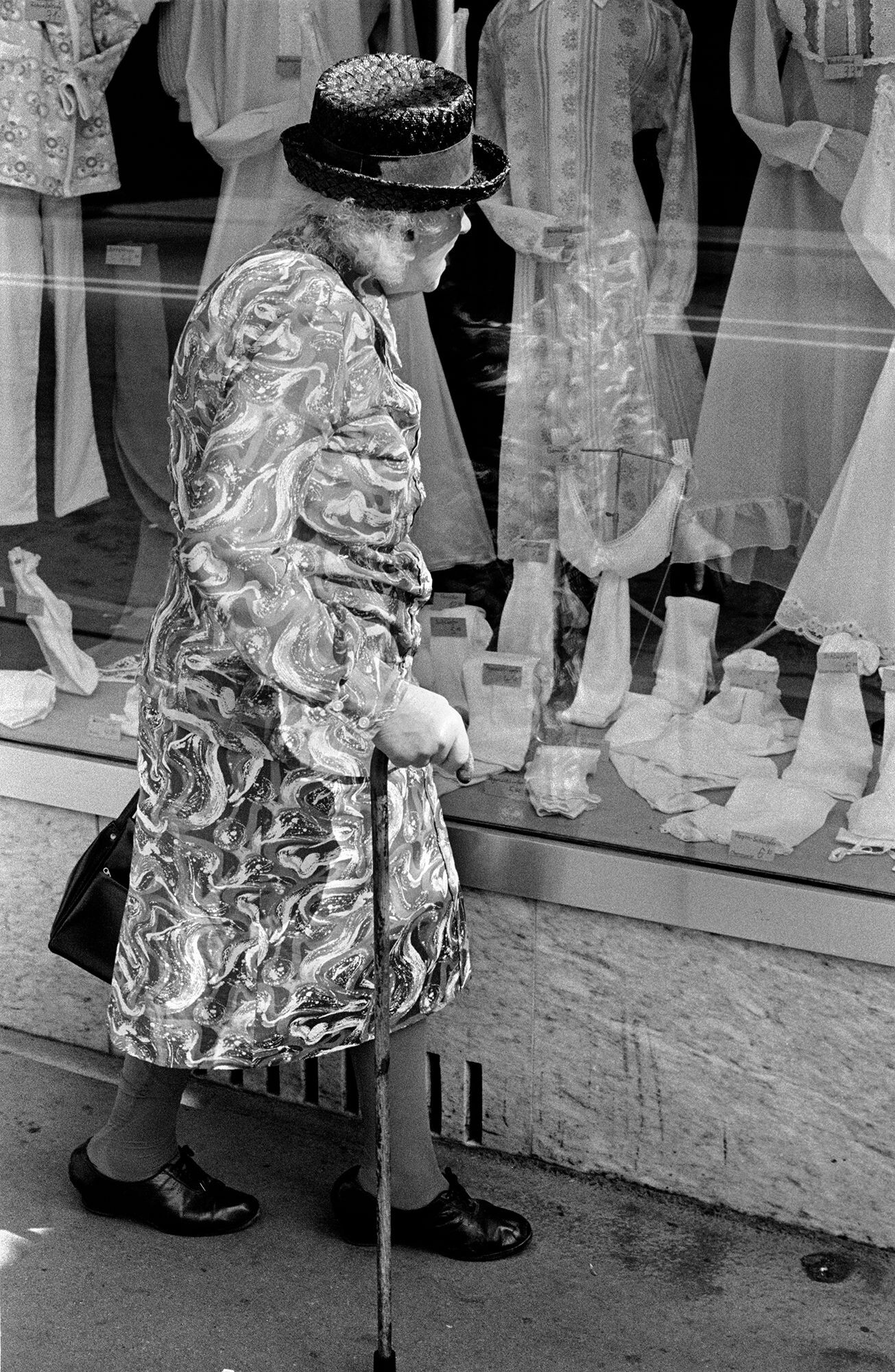 Перед витриной. Байерштрассе, Мюнхен, 1970. Фотограф Димитри Сулас