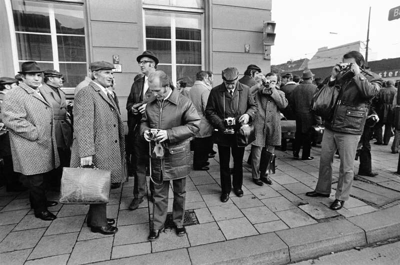 Туристы, Мюнхен, 1973. Фотограф Димитри Сулас