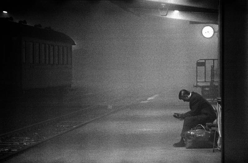Ожидание. Главный вокзал Мюнхена, 1969. Фотограф Димитри Сулас