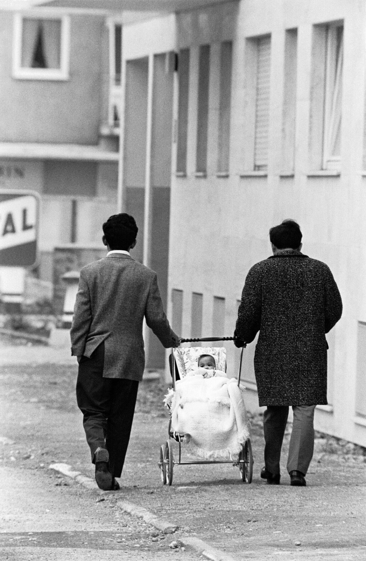 Прогулка с коляской, Мюнхен, 1968. Фотограф Димитри Сулас
