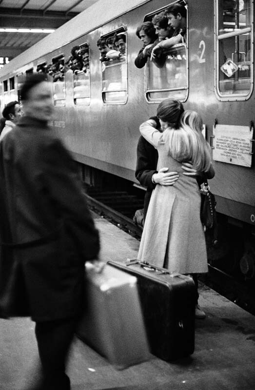 Прощальные объятия. Главный вокзал Мюнхена, 1969. Фотограф Димитри Сулас
