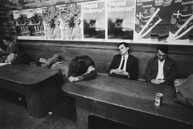 Сон на вокзале. Мюнхен, 1968. Фотограф Димитри Сулас