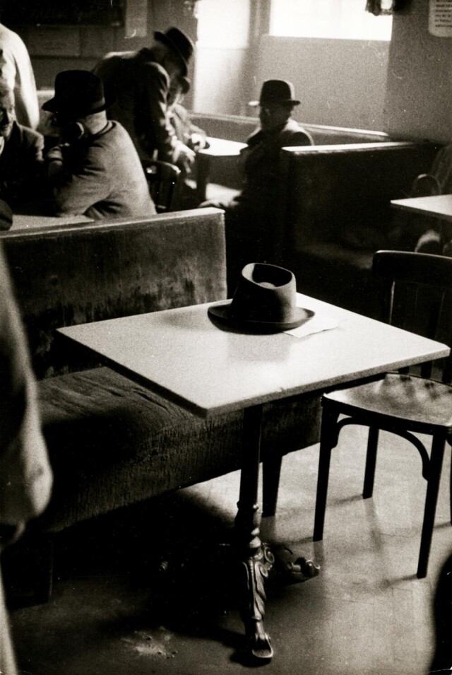 В кафе, ок. 1958. Фотограф Франц Хубманн