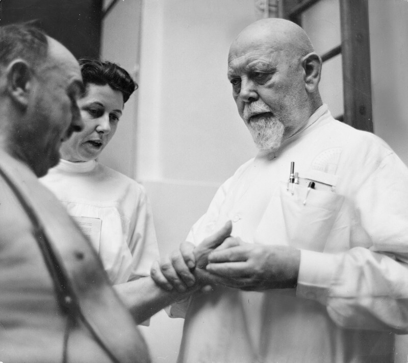 Доктор Лоренц Бёлер с пациентом. Вена, 1955. Фотограф Франц Хубманн