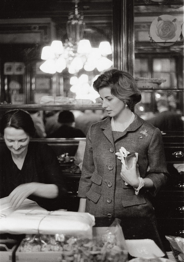 Покупательница в кондитерской. Вена, 1950. Фотограф Франц Хубманн