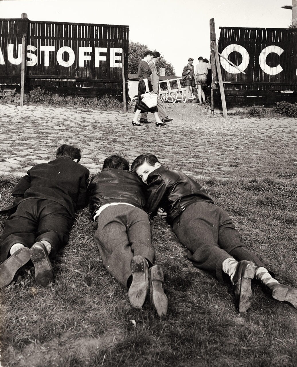 Трое молодых людей рядом со спортивным полем в пригороде Вены, 1950-е. Фотограф Франц Хубманн