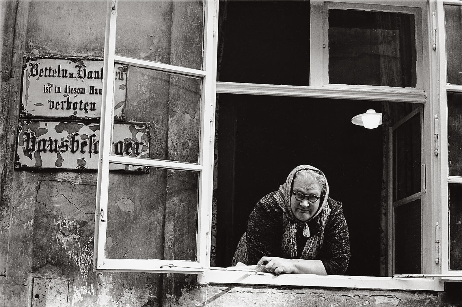 Женщина у открытого окна, 1962. Фотограф Франц Хубманн