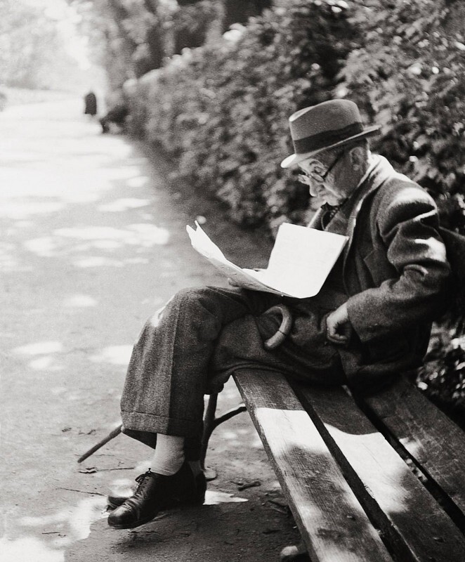 Пенсионер в парке дворца Шёнбрунн, Вена, 1953. Фотограф Франц Хубманн