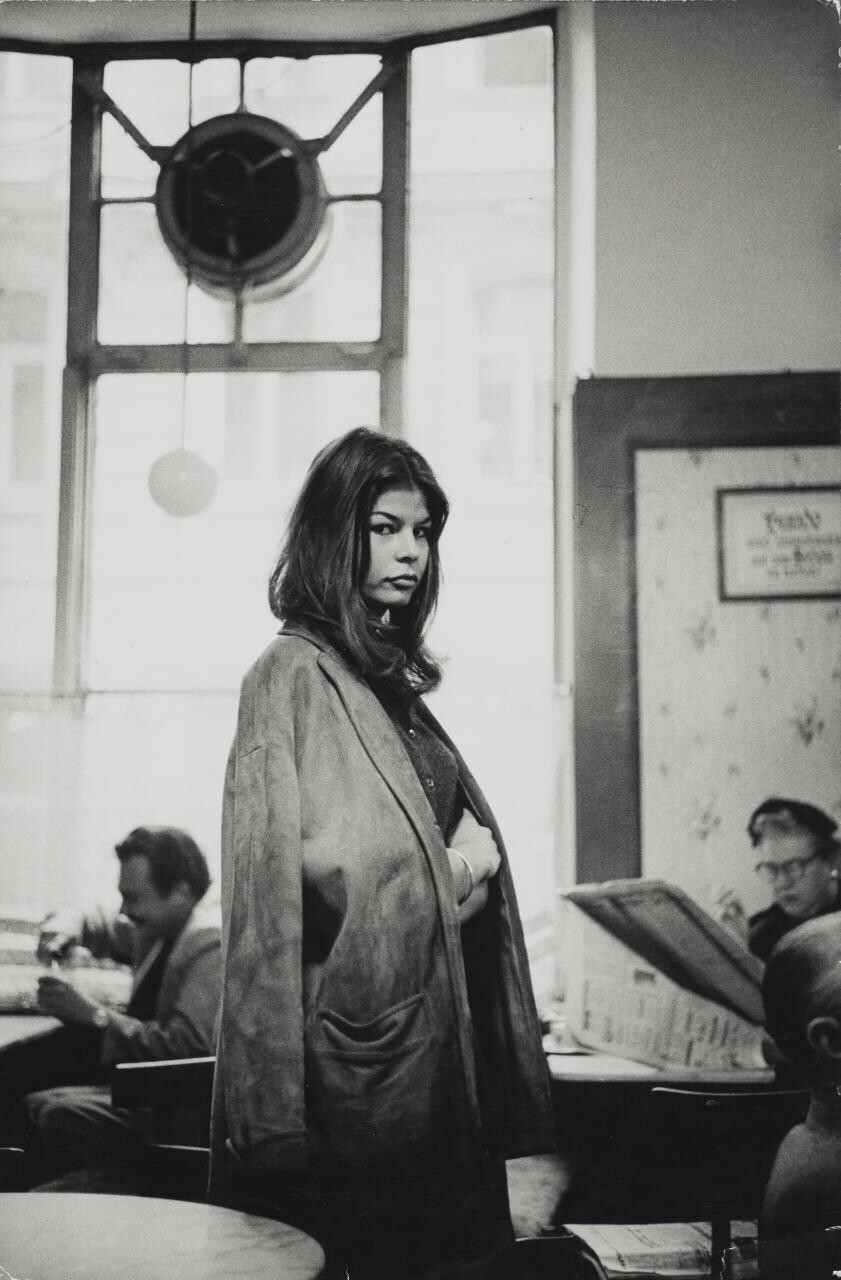 Актриса Марианн Шаппюи в кафе Гавелка, 1956. Фотограф Франц Хубманн