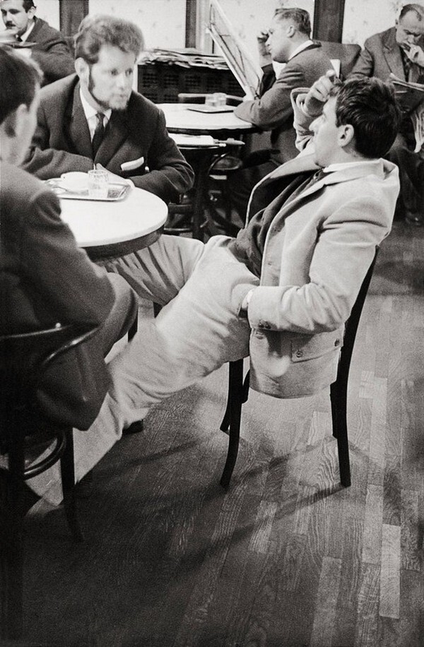 Архитектор Раймунд Абрахам в кафе Гавелка, 1956. Фотограф Франц Хубманн