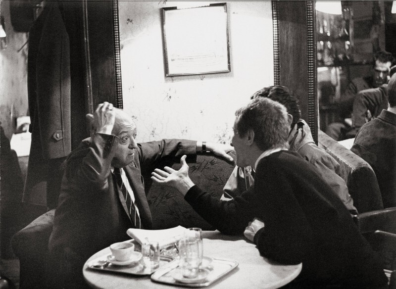 Беседа в кафе Гавелка, 1956. Фотограф Франц Хубманн