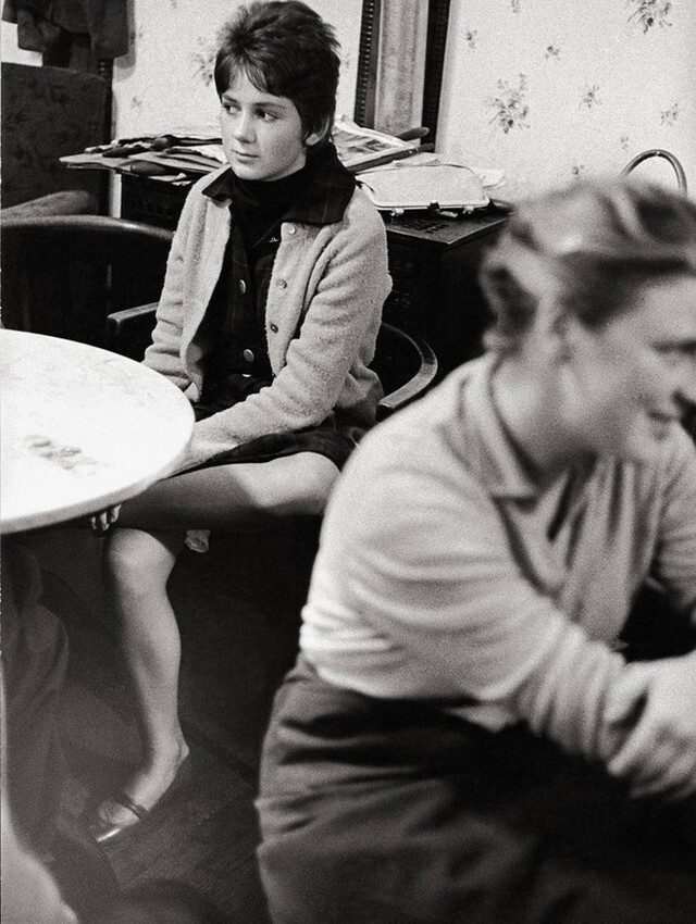 Молодая женщина в кафе Гавелка, 1956. Фотограф Франц Хубманн