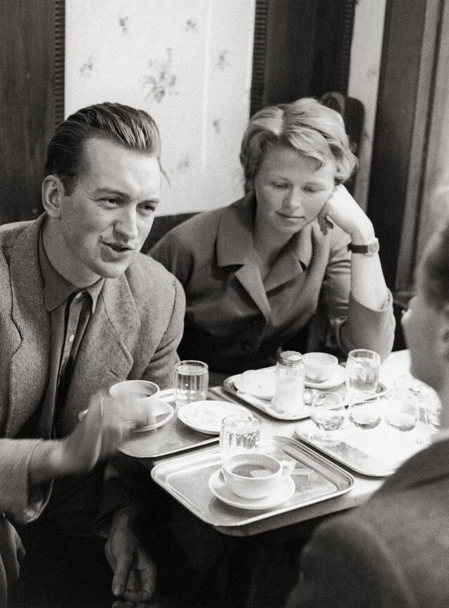 Николаус и Алиса Арнонкур в кафе Гавелка, 1956. Фотограф Франц Хубманн