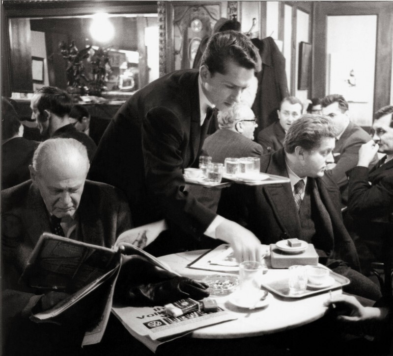 Официант, Петер Кубелка и другие посетители кафе Гавелка, 1956. Фотограф Франц Хубманн