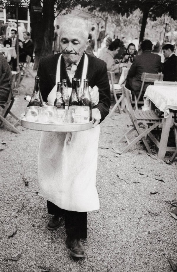 Официант. Вена, 1960. Фотограф Франц Хубманн