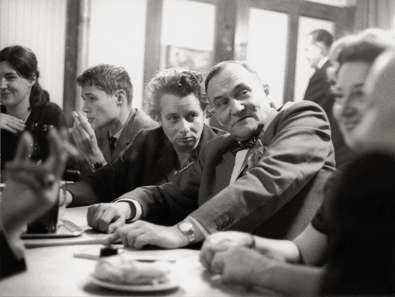 Писатели в кафе Гавелка, Вена, 1956. Фотограф Франц Хубманн
