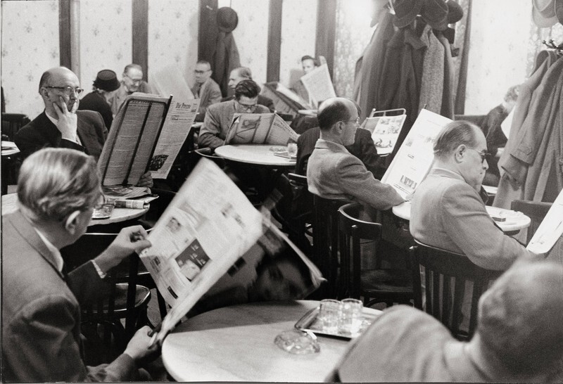 Посетители кафе Гавелка читают газеты, 1956. Фотограф Франц Хубманн
