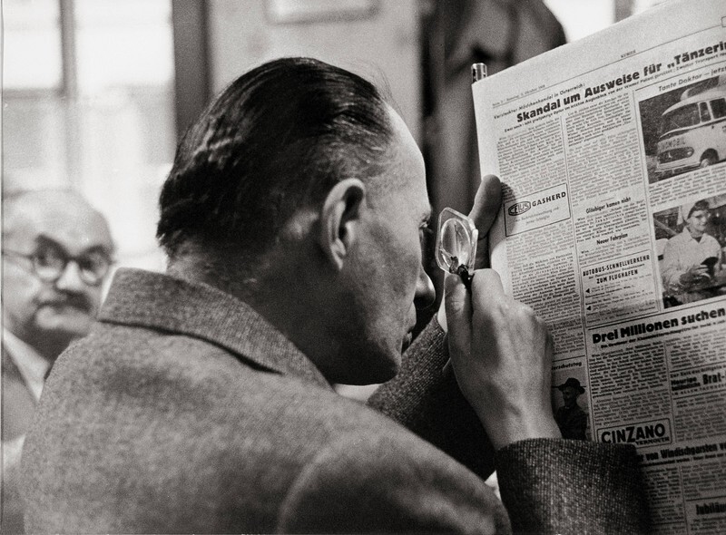 Посетитель кафе Гавелка читает газету, ок. 1956. Фотограф Франц Хубманн