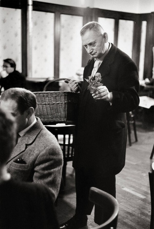 Продавец цветов в кафе Гавелка, Вена, ок. 1956. Фотограф Франц Хубманн