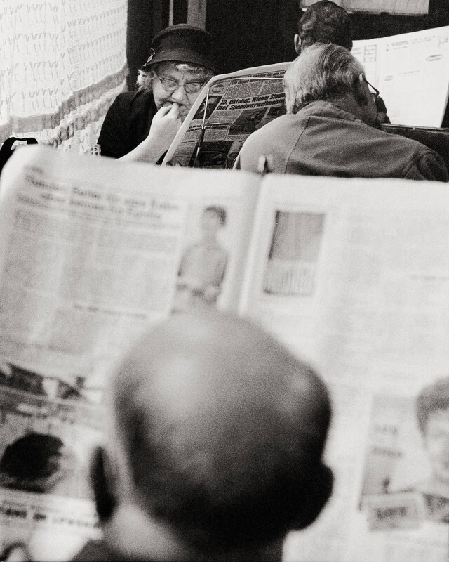 Чтение газет в кафе Гавелка, Вена, ок. 1957. Фотограф Франц Хубманн