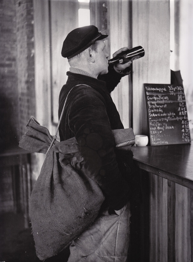 Портовый рабочий в Гамбурге, 1956. Фотограф Франц Хубманн