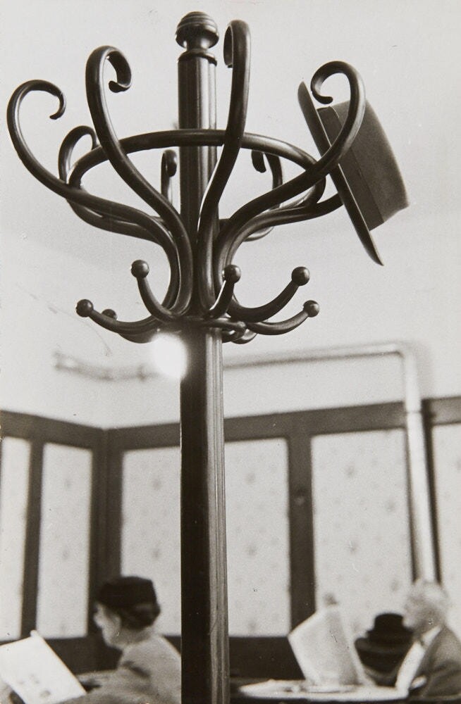 Вешалка для шляп в кафе «Гавелка», 1957. Фотограф Франц Хубманн