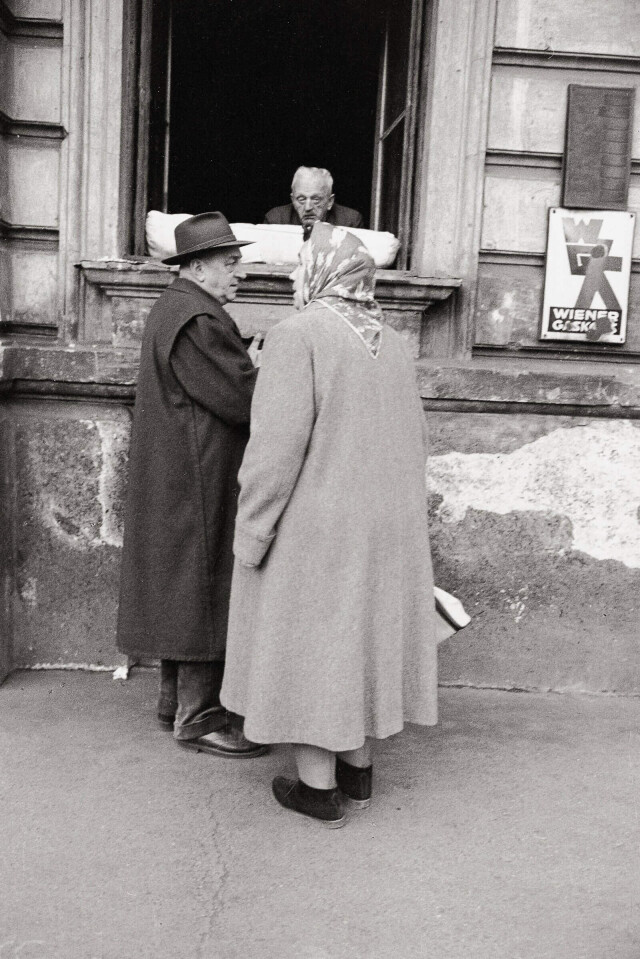 Люди у окна, 1962. Фотограф Франц Хубманн