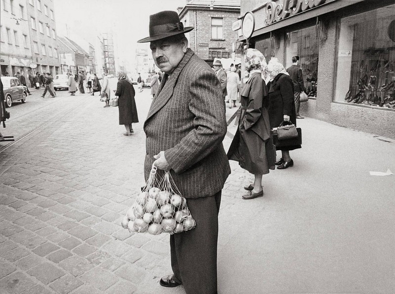 После покупок в Вене, 1951. Фотограф Франц Хубманн