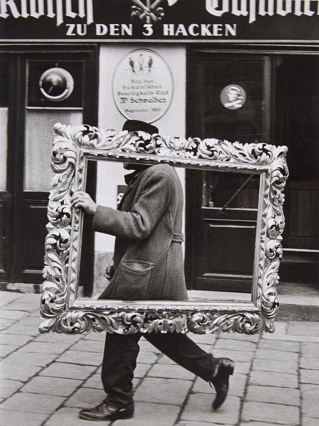 Прохожий с рамкой. Вена, 1962. Фотограф Франц Хубманн
