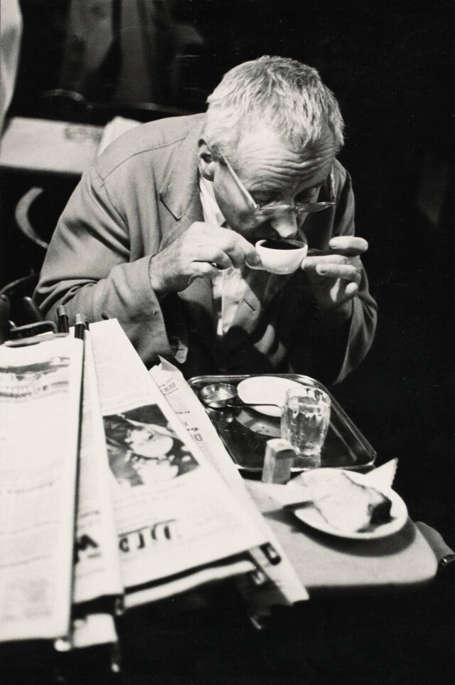 Пенсионер. Кафе «Гавелка», Вена, ок. 1957. Фотограф Франц Хубманн