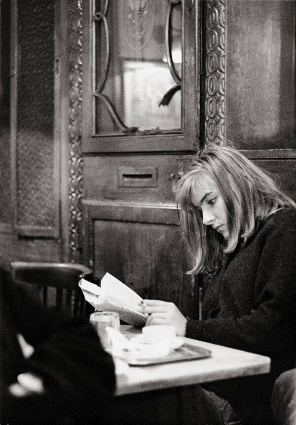 Девушка в кафе «Гавелка», 1956. Фотограф Франц Хубманн