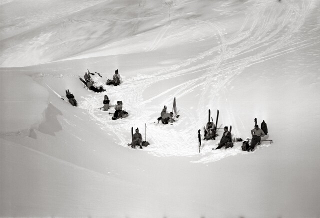 Лыжники. Титлис, Швейцария, 1934. Фотограф Леонард фон Матт