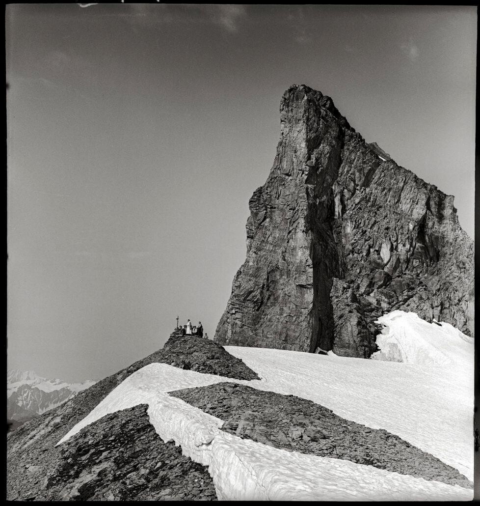 Месса на ледниковом поле, 1943. Фотограф Леонард фон Матт