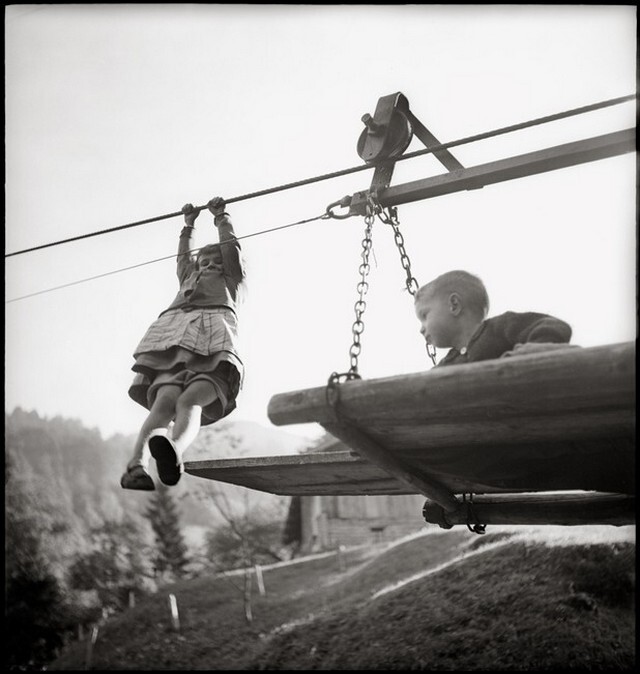 Дети на подъёмнике, 1940-е. Фотограф Леонард фон Матт