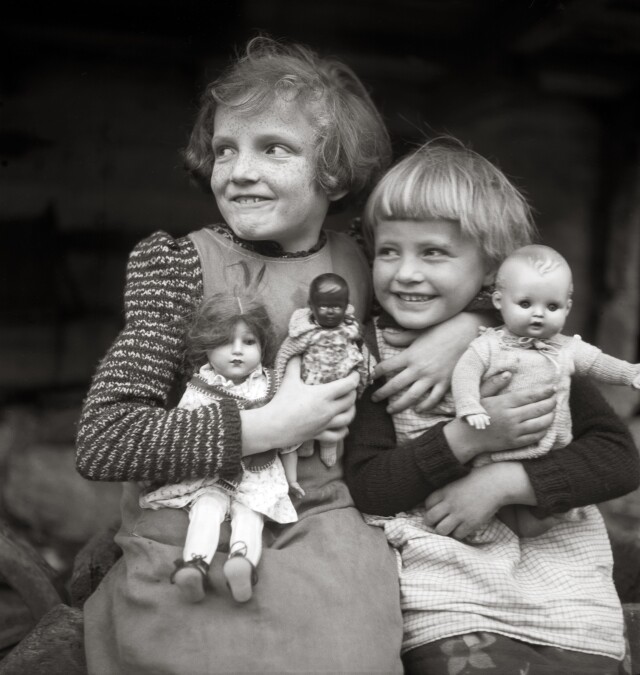 Девочки с куклами, 1940-е. Фотограф Леонард фон Матт