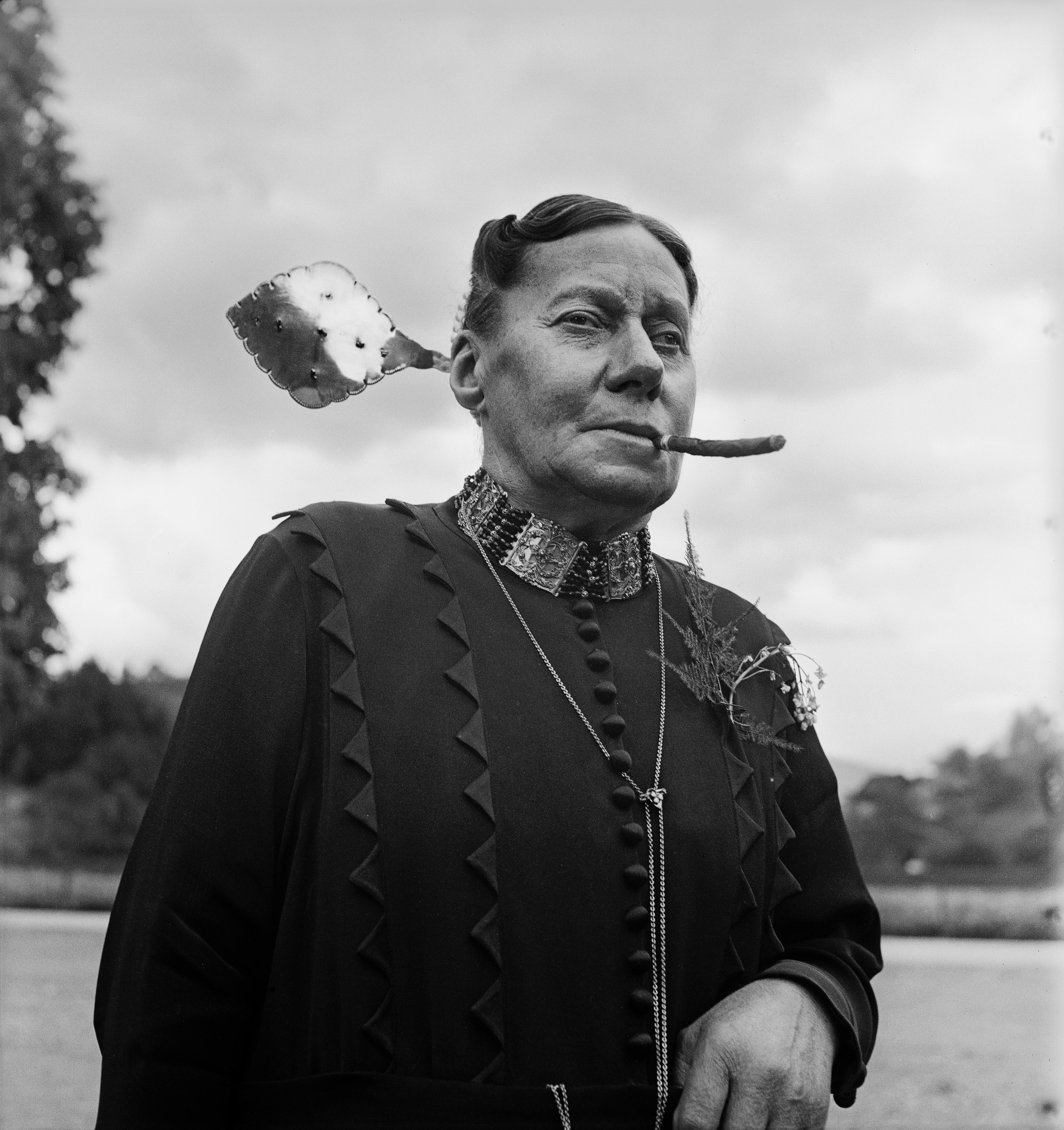 Катарина Анжелика Лусси. Серебряная заколка в волосах указывает на одиночество женщины. Обердорф, 1940-е. Фотограф Леонард фон Матт