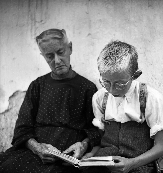 Образование объединяет поколения. Бабушка Элизабет фон Зубен-Барметтлер и внук Йозеф фон Зубен, ок. 1940. Фотограф Леонард фон Матт