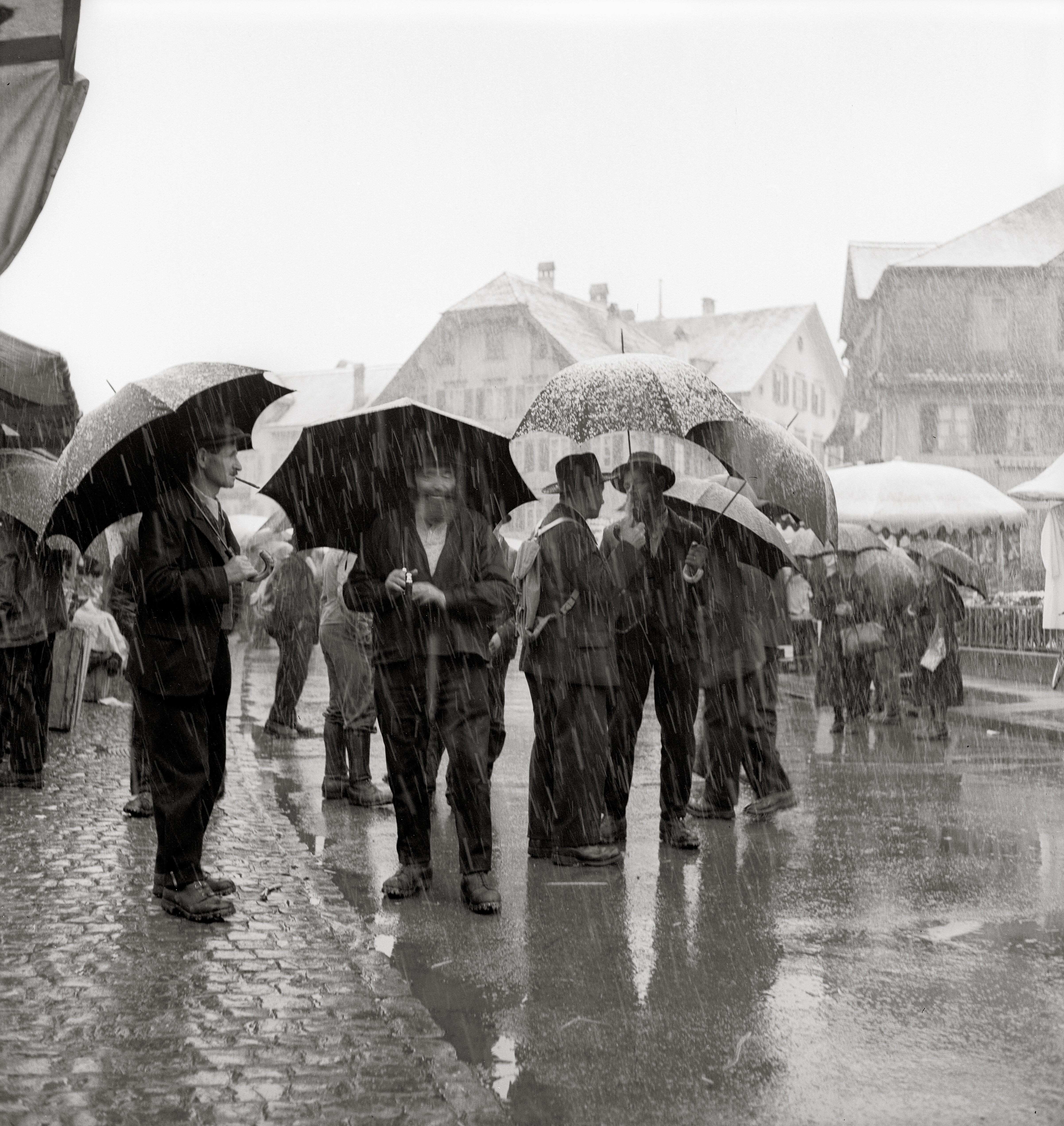 Осенний дождь на площади, Штанс, 1942. Фотограф Леонард фон Матт