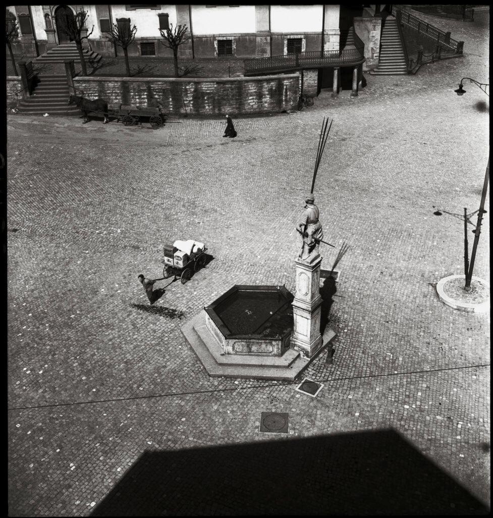 Площадь, Штанс, 1940. Фотограф Леонард фон Матт