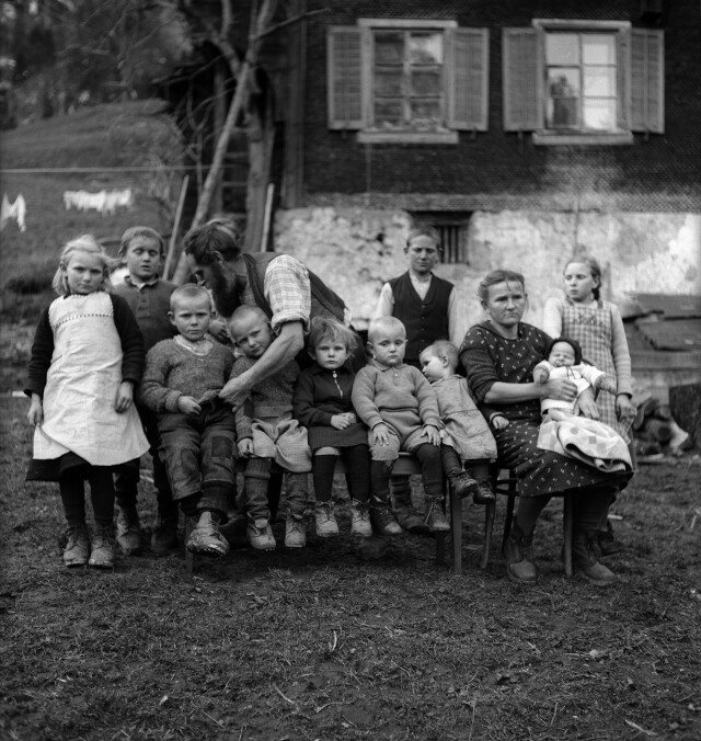 Семья Матис из Вольфеншиссена. Одиннадцать детей за одиннадцать лет брака. Фотограф Леонард фон Матт