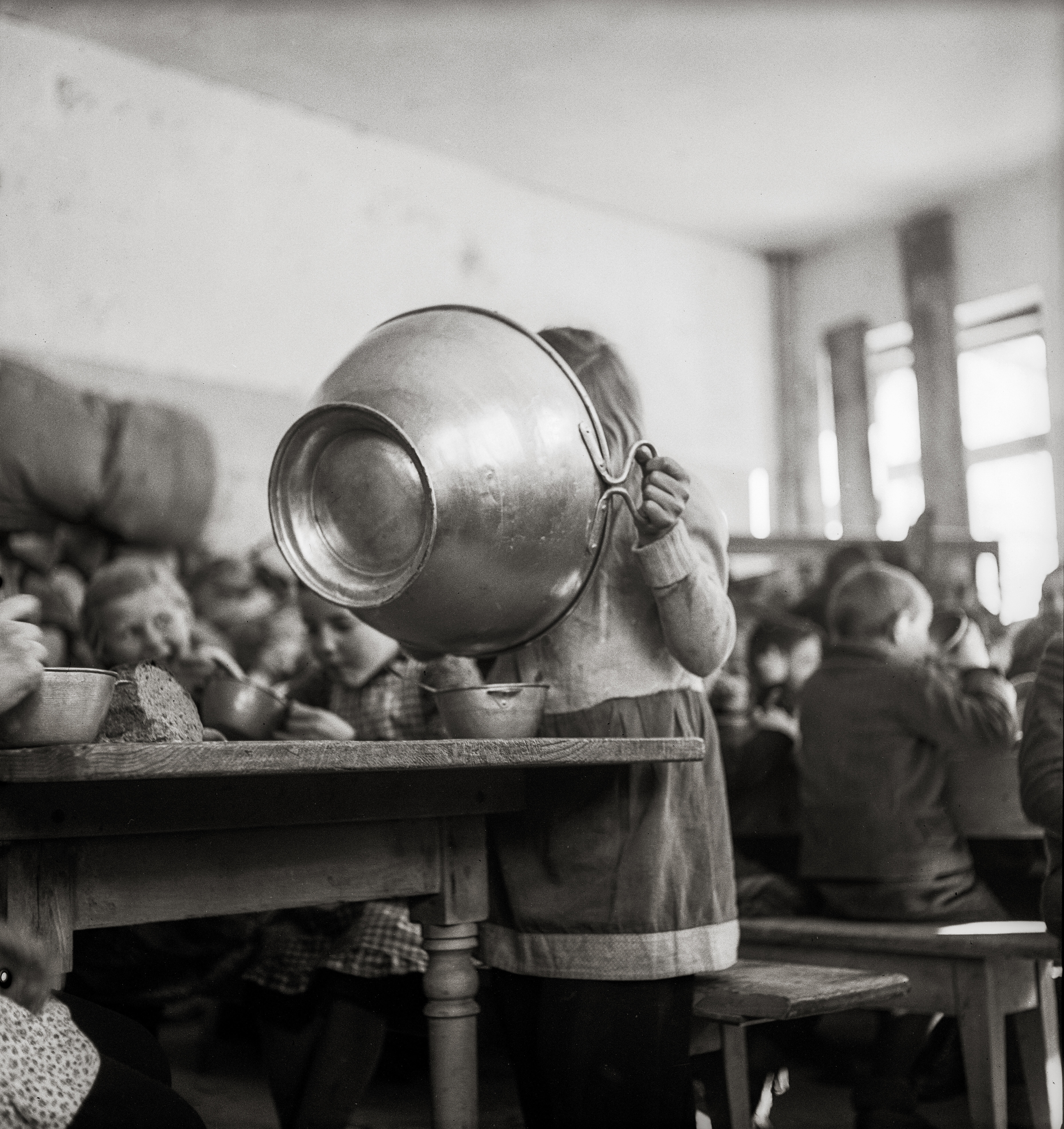 Школьный суп в Энгельберге, 1940-е. Фотограф Леонард фон Матт