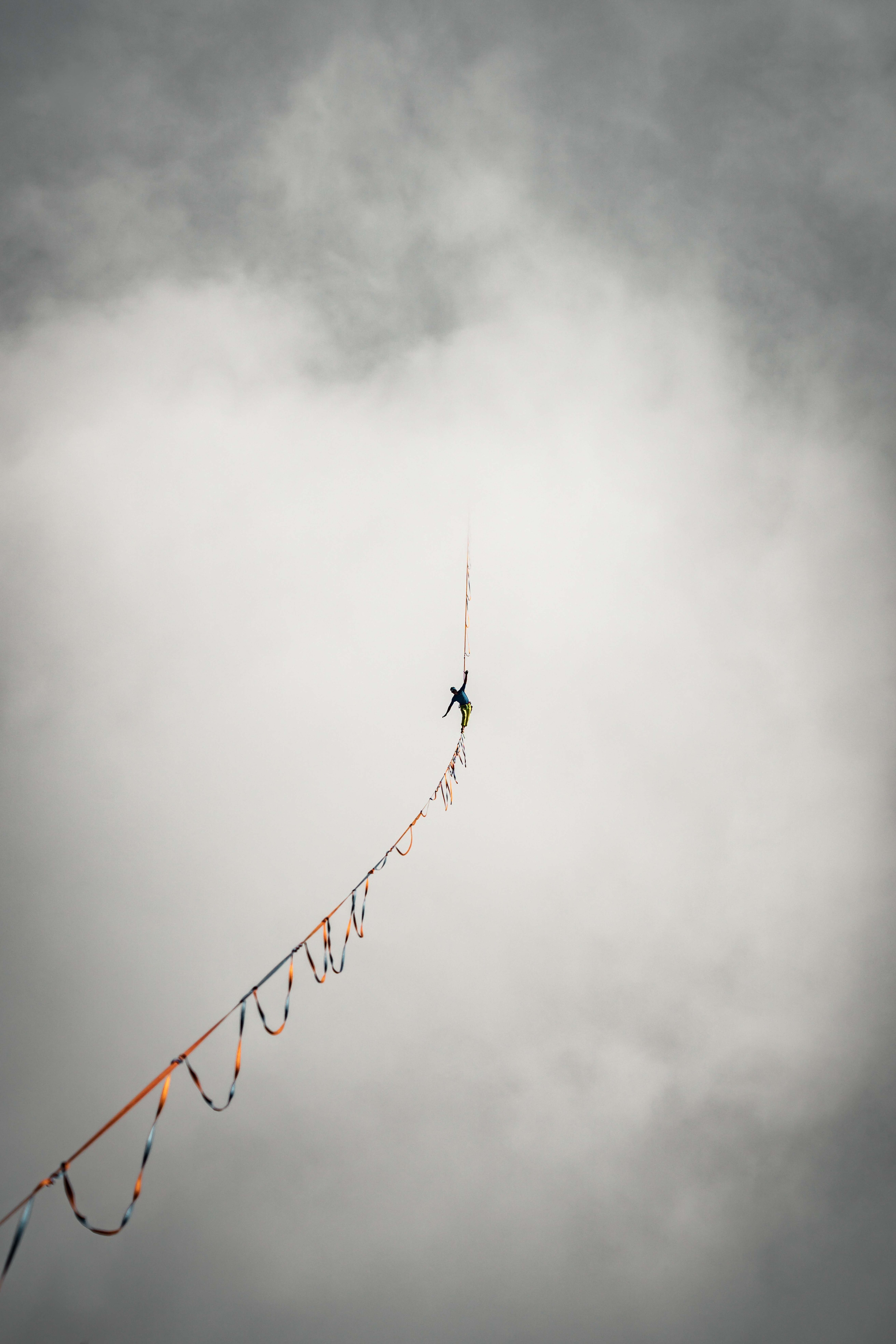 Финалист в категории «Лучшее из Instagram», 2021. Флоран Педрини гуляет в облаках между двумя пиками горы Эгюий д’Арв, Французские Альпы. Фотограф Антуан Меснаж
