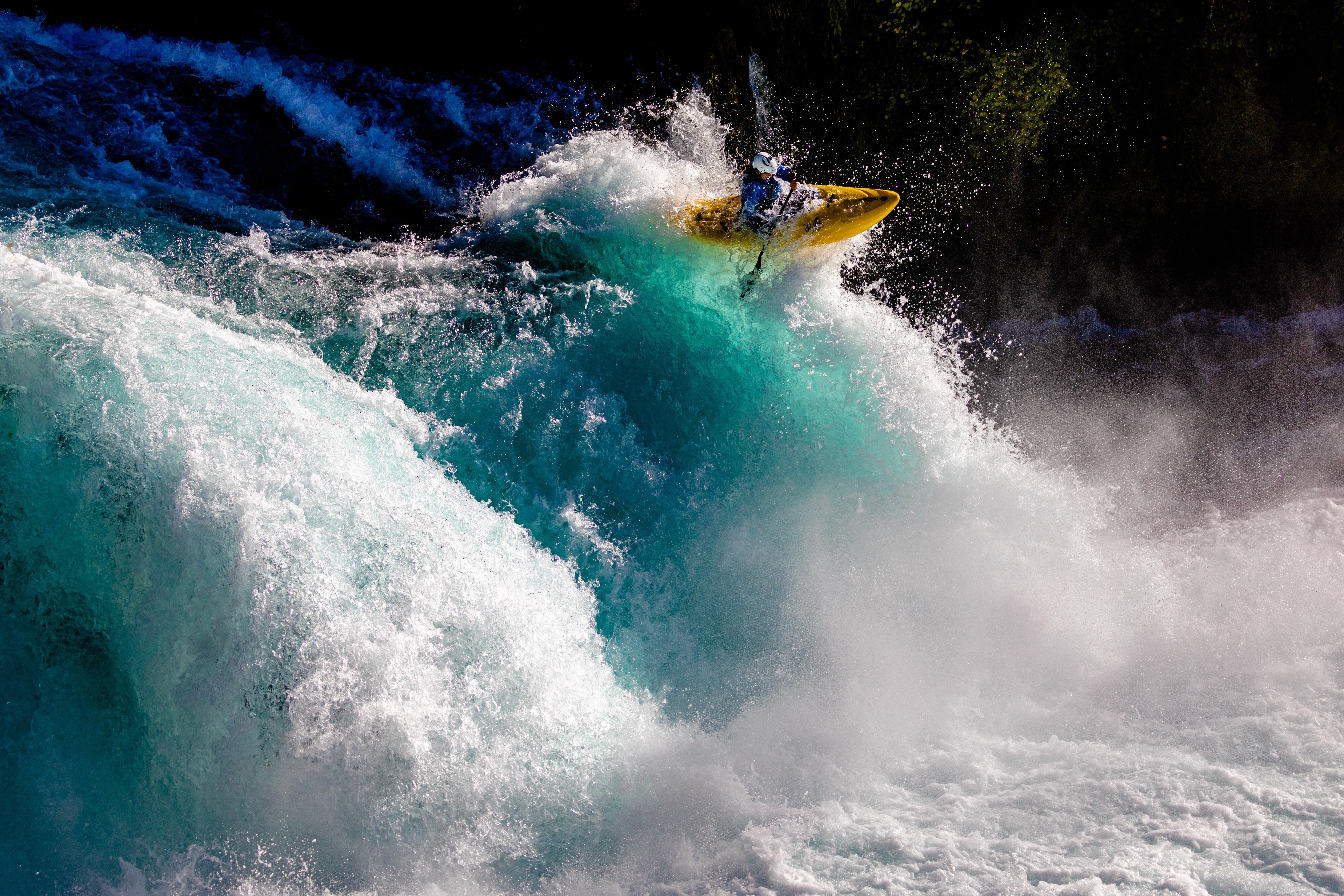 Победитель в категории «Энергия», 2021. Спортсмен Ривер Муттон на водопадах Хука, возле озера Таупо в Новой Зеландии. Фотограф Род Хилл