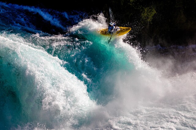 Победитель в категории Энергия, 2021. Спортсмен Ривер Муттон на водопадах Хука, возле озера Таупо в Новой Зеландии. Фотограф Род Хилл