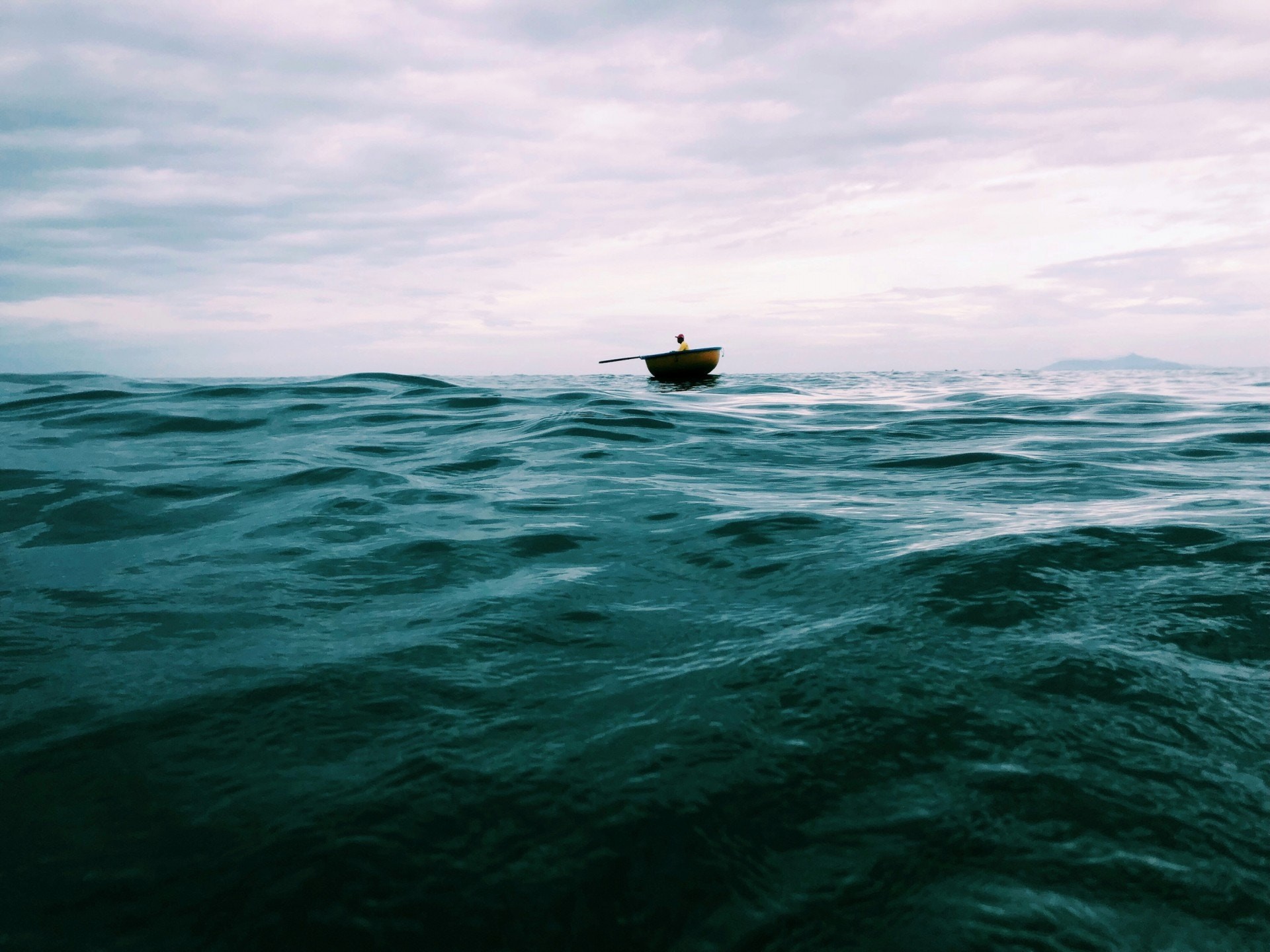 1 место в категории Путешествия, 2019. Одинокая лодка. Автор Лиу Бо