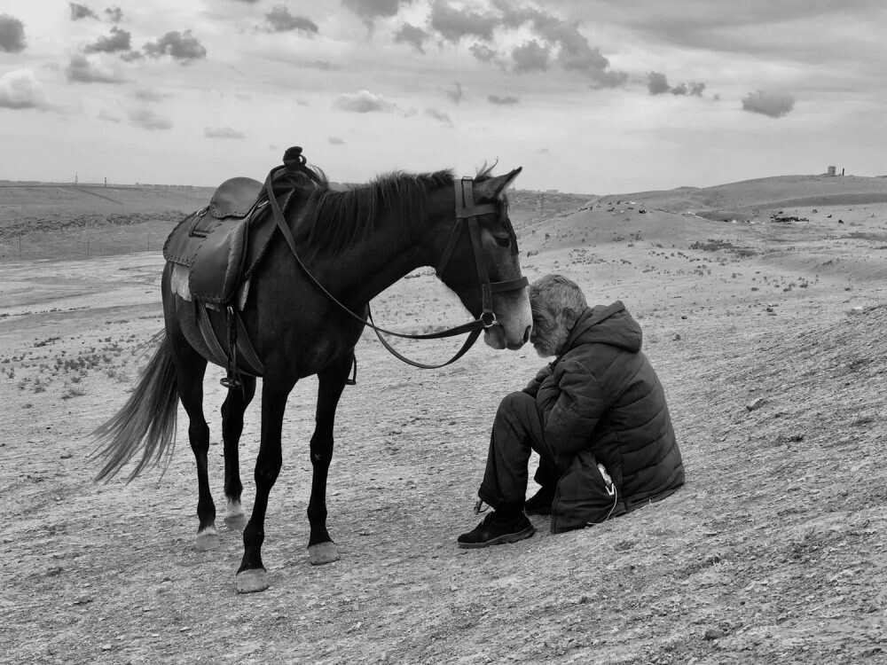 1 место в категории «Фотограф года», 2021. «Связь». ЯнарДаг, Азербайджан. Автор Шаран Шетти