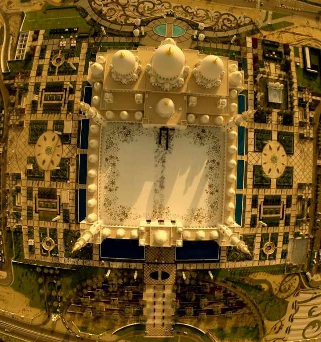 Мечеть шейха Зайда в Абу-Даби, Объединенные Арабские Эмираты. Фотограф JoRoMedia