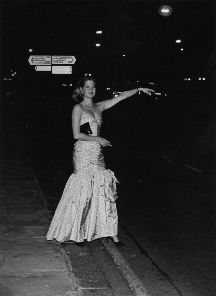 Камилла Вигрэм ловит такси после бала, 1985. Фотограф Дафидд Джонс