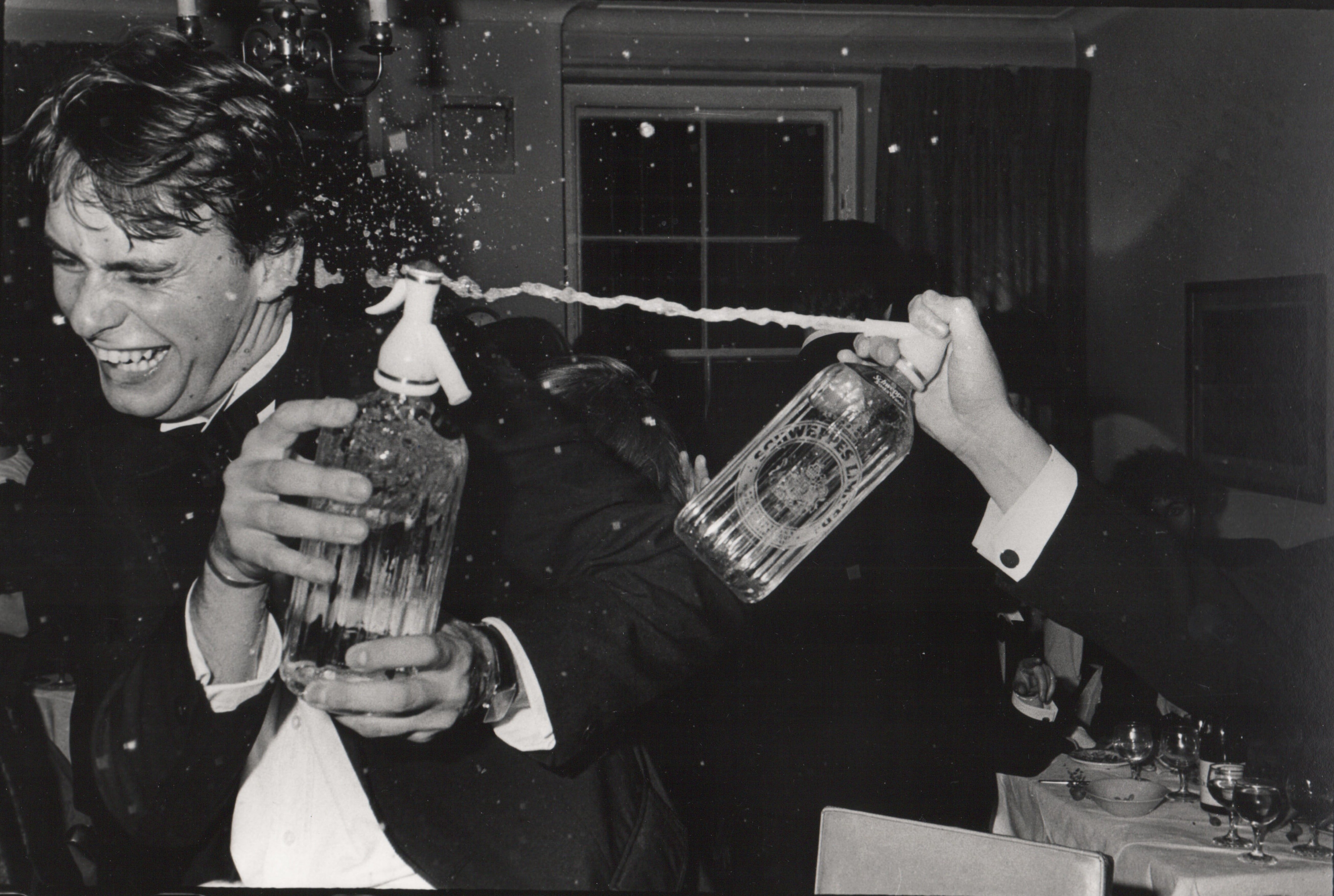 Клайв Кук с сифоном на вечеринке, Лондон, 1981. Фотограф Дафидд Джонс