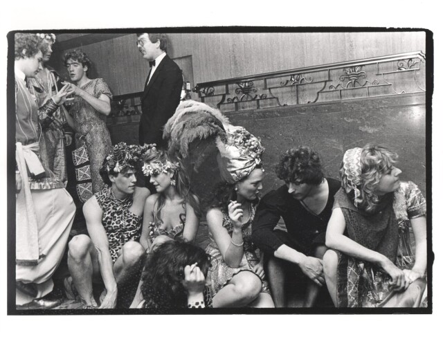 Хью Грант, Марина Киллери, Лулу Риветт-Карнак, лорд Найдпат и Кэтрин Гиннесс. Бал Пирса Гавестона, Отель Park Lane, Лондон, 1983. Фотограф Дафидд Джонс